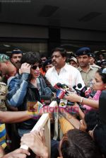Shahrukh Khan arrive back in Mumbai Airport on 6th Feb 2010 (23).JPG